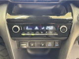 お好みの温度に設定すれば、車内の温度を検知し自動で調整してくれるオートエアコン!暑い、寒いと何度もスイッチを操作しなくても済みます☆☆