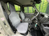 運転席まわりには十分なスペースがあり、大柄な方でもゆったり運転していただける環境です。