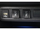 運転席と助手席には寒い日の肩や腰、冷えやすい下肢を温めてくれるシートヒーターが付いております!