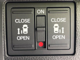 【両側パワースライドドア】スマートキーや運転席のスイッチで後席両側スライドドアの開閉が可能♪電動だから力を入れてドアを開ける必要が無く、小さなお子様でも簡単に開け閉めでき快適です♪