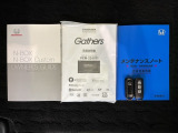 スマートキーは鍵をバッグに入れたままでもドアロックの開閉やエンジンのON・OFFができます。夜間や雨の日も鍵を探さなくて良いので便利です。