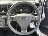 握りやすい形状のステアリングを運転席正面に配置し、メーター類も視線の先にまとまっています。着座したまま自然な姿勢で前方を確認でき、運転に集中しやすい空間です。
