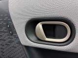 かつてはセンターパネルの航空機風トグルスイッチで操作する独特な配置が伝統でした。現行モデルでは利便性を考慮してドア側に配置されていますが、直感的でカチッとした心地よい操作感は健在です。