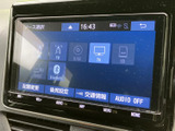 テレビのソースを選択できる画面を備え、停車中に映像を楽しみたいときに活用できます。ラジオやディスクなどの選択肢も表示され、音源を切り替える際も項目を確認しやすい構成です。