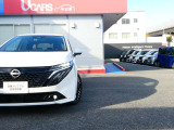 フロントカメラで前方の状況を検知し、対向車や先行車の有無に応じてLEDの照射パターンを変化することにより対向車がいる状態でもハイビームの維持が可能なアダプティブLEDヘッドライトシステムを搭載しております