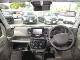 運転席からの視界が広く運転がしやすいので男女共に人気のインテリアになっています!