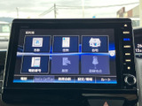 目的地検索や電話番号入力などのメニューが並び、必要な項目を画面から選びやすい構成です。ナビとオーディオをまとめて扱え、日々の移動を便利にサポートします。