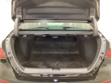 リアシートの背もたれを前方に倒して荷室を広げられますので、長いお荷物も積むことができます。背もたれは6:4の割合で分割して可倒できます。