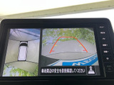 後方の映像に加え、車両周辺を上から見た表示も確認できます。駐車時に周囲との位置関係を把握しやすく、目視と合わせた安全確認に役立つ装備です。