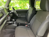 前席は運転席と助手席が並び、座面や背もたれの形状が身体を支えるつくりです。前方の視界も確保され、落ち着いた色合いの室内で、毎日の移動を快適に過ごせる空間となっています。