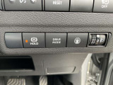 オートブレーキホールド機能は、運転者のブレーキ操作によって停車した際に、自動的にブレーキ力を保持する機能です。また、中央のスイッチは、3つのドライブモードをシステムが自動制御。