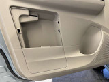 助手席ドアの内張には車検証入れを収納できるスペースがあります