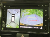 後方の映像に加えて車両周辺を上から見た表示もあり、駐車時に周囲や進行方向を確認する際に便利です。画面上のガイドラインも、後退時の目安として役立ちます。
