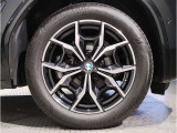【BMWアロイホイル】軽量かつ強度に拘ったアロイホイル。走行性能ポテンシャルを引き出す設計。車の足元を引き締めてくれる大きなポイントはアロイホイルです。