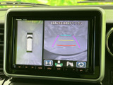 車両周辺の映像と進行方向の目安を画面で確認でき、駐車時の周囲確認をサポートします。表示が大きく、複数の情報を見比べやすいので、狭い場所での駐車にも心強い装備です。