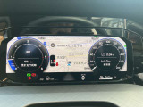 【Digital Cockpit Pro】基本の速度計とタコメーターの表示に加え、中央にドライビングデータやマップなどを少ない視線移動で視認できます。