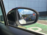 後側方の死角に入った車両をドアミラーのランプがドライバーに知らせます。