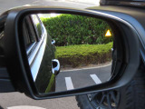【ブラインドスポットモニター 】側方や後方の死角に他の車両など物体が入ってきた時ドアミラー上のアイコンが点灯し警告音で注意を喚起してくれます!