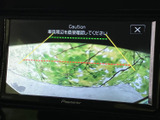後方の映像に加えてガイド線が表示され、駐車時の周囲確認をサポート。画面上には確認を促す案内もあり、後退時に目安を把握しやすい装備です。周囲を確かめながら使えるのも安心です。
