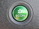 ワンタッチで省燃費走行をサポートするECONスイッチを装備。