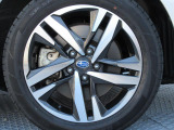 純正17インチアルミホイール。 タイヤサイズは215/50R17