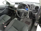シンプルで使いやすいデザインの運転席です。