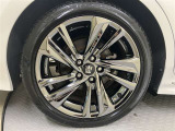 純正のアルミホイール装着。タイヤサイズは225/45R18