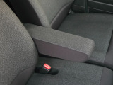 前席には楽な姿勢で運転できる肘掛けもあります♪