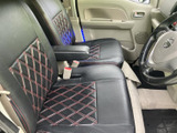 前席は左右にゆとりを持たせた配置で、運転席と助手席の間にはアームレストも備わります。黒を基調としたシートに赤いステッチが入り、落ち着いた室内空間です。