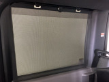 【ロールサンシェイド】まぶしい光を軽減し、心地よい車内に♪ロール式なので開け閉めも容易にできます!