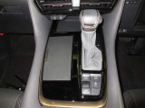 スムーズな操作で快適に運転を楽しめるよう、シフトポジションを電動で制御するエレクトロシフトマチックを採用