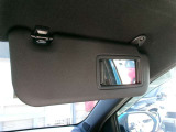 運転席側バニティミラー付きのサンバイザーです。ちょっと鏡を見たい時などに便利な装備です。