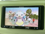 テレビ番組の映像を画面で楽しめる装備です。停車中の待ち時間に視聴でき、画面からテレビの表示を確認しやすいのもポイント。お出かけ先での休憩時間を過ごす際にも便利に活用できます。