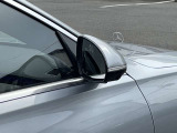 【ブラインドスポットアシスト】走行中車両の斜め後ろの死角エリアをモニタリングし、ドアミラー内蔵のインジケーターを点灯させて注意喚起し、安全な走行のサポートをします。
