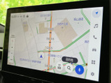 地図を大きく表示でき、現在地や周辺の道路を確認しながら目的地を設定できます。画面上の案内を見ながら行き先を探せるので、初めて向かう場所への移動にも役立ちます。
