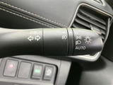 レバー上の表示が見やすく、周辺のスイッチ類とともに運転席から確認しやすい配置です。必要な操作を手元で行えるため、乗り始めの方にも扱いやすさを感じていただけます。