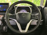 手元に複数のスイッチを備え、運転姿勢を保ちながら機能を操作しやすい仕様です。メーター類も視線の先にまとまり、日常の運転中に必要な情報や操作へアクセスしやすい配置となっています。