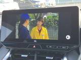 画面には映像が表示されており、停車中の車内で映像を楽しみたい場面にも活用できます。大きく見やすいディスプレイで、画面の内容を確認しやすいのも魅力です。