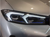 【LEDヘッドライト】先進のLEDテクノロジーを採用。放射される白色光の周波特性は太陽光に近く、バイキセノン・ヘッドライトを上回るコントラストで更に明るく輝きます!