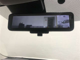 デジタルインナーミラー付き。後方視野角が広く、後席に同乗者がいても後方を確認しやすく安心です。