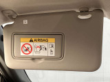 サンバイザーに鏡がついてますので車から降りる前に身だしなみチェック出来ます。