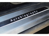 フロントドアのトレッドプレートにはドアを開けるとAutobiographyの文字がLEDライトで光ります。
