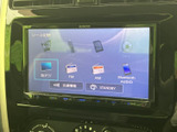 地デジやFM、AM、USBなど複数の音源が画面に表示され、使いたい項目を選びやすい構成です。音楽やラジオなど、日常のさまざまな場面で活用できます。
