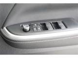 パワーウィンドウのスイッチです。車種によっては鍵のロック・アンロックに連動してミラーが開閉する「オートリトラクタブルミラー」も装備!