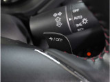 【パドルシフト】ハンドルから手を離さずに素早くシフトアップ&ダウンができるので、エンジンブレーキを使う下り坂や高速道路の合流で加速したい場面で役立ちます。