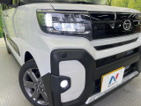 【LEDヘッドライト】悪天候や夜間走行時も良好な視界を確保し安心して運転できる高輝度LEDヘッドライトを装備!点灯速度が早く、消費電力も抑えられています。