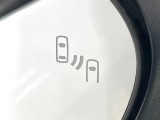 【ブラインドスポットモニター】走行中、ドアミラーの死角になりやすい箇所に後続車が接近するとサイドミラーのレンズに警告を表示!ドライバーに注意喚起をしてくれます。