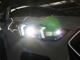 アダプティブLEDヘッドライト車が曲がる方向を照射、また車速に応じて照射範囲や到達距離を自動制御するバリアブルコントロールライト付き LEDは太陽光に近く優れた視認性を発揮、消費電力も低減のため省燃費に貢献