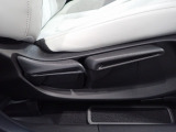 運転席はシートハイトアジャスター付で高さ調整が出来るので、色々な方のドライビングポジションに合います!