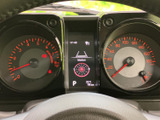 左右のメーターと中央のディスプレイに情報がまとまり、運転中に必要な表示を確認しやすい構成です。明るい目盛りと中央画面の案内により、状況を把握しながら落ち着いて運転できます。